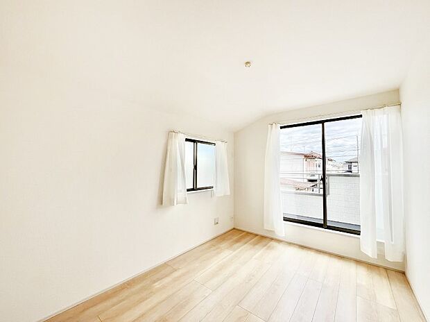 ◆B号棟◆~Bed Room~ 2面採光を確保した明るい室内は、風通しも良く、大変居心地の良い空間となっております。爽やかな風を感じて起きる朝は、快適生活の始まりに!日当たりや通風がとても良い住まい