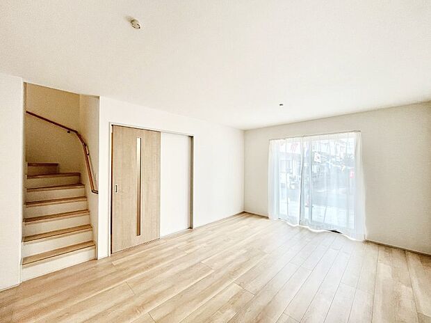 ◆B号棟◆~Living~ リビングに階段のある間取りです♪家族のコミュニケーションがスムーズに取れますね♪ゆとりある暮らしと心地よい住環境が紡ぐ贅沢な時間をご家族みんなでお過ごし下さい。