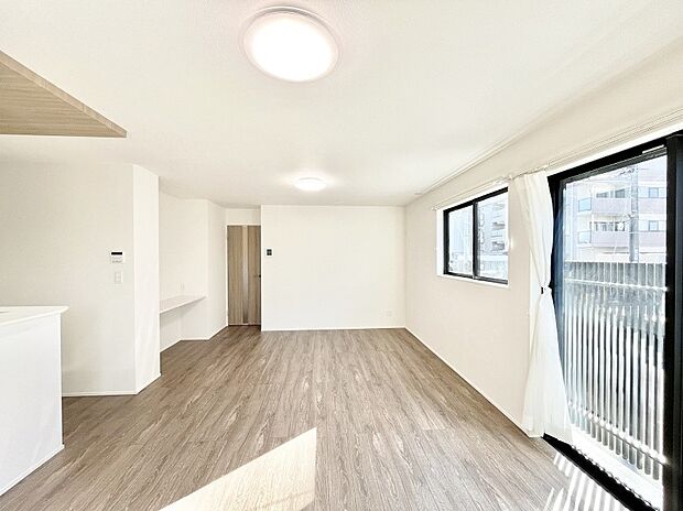 大きな窓からたっぷりの陽光と風を感じられるリビング