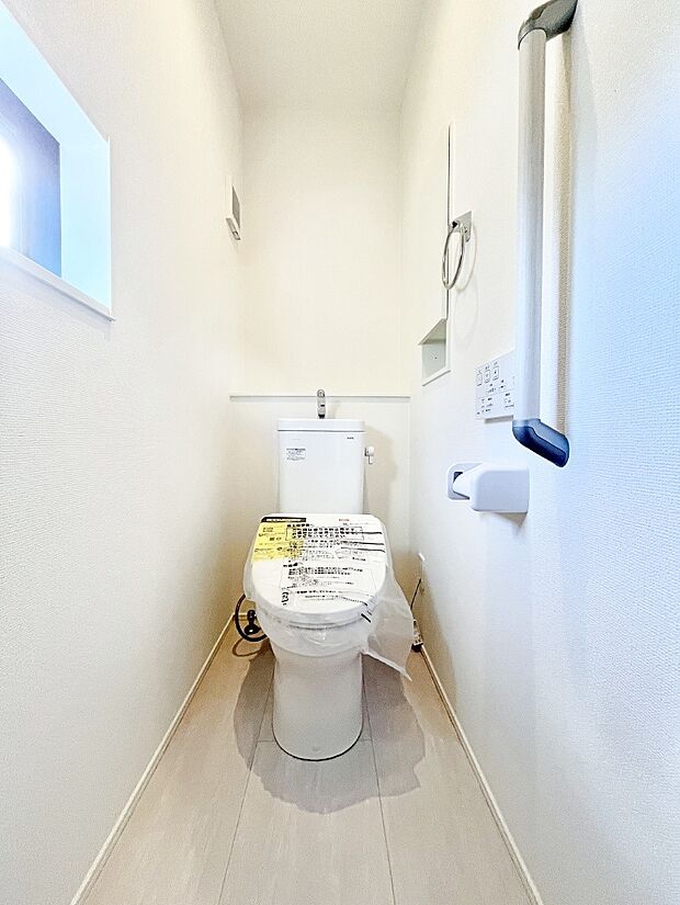 清潔感あるシャワートイレ。小窓から光が注ぎ込みます！