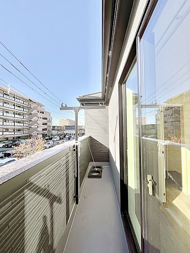 ゆったりバルコニーだから沢山お洗濯ものを干せます。