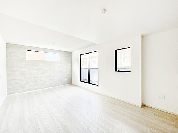 〜Living〜　飽きの来ないシンプルでおしゃれなLDK。大きな窓から日差しが差し込むので室内も明るく、家族の憩いの場としてピッタリです。開放感と日当たりの良さを是非ご覧ください！