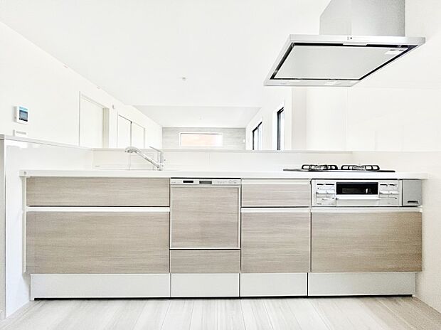 〜Kitchen〜　会話が弾むリビング、料理が愉しくなるキッチン。家は、ただ生活する場ではなく、暮らしを愉しく、快適にする場所。笑顔の毎日、安らぎの日々のために、最新の設備・仕様を採用。