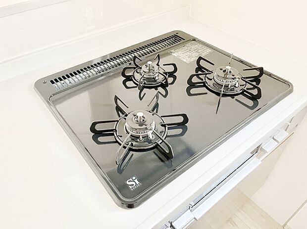 ガスコンロはＳｉセンサー搭載。火力調節や焦げ付き・消し忘れも防いでくれます。