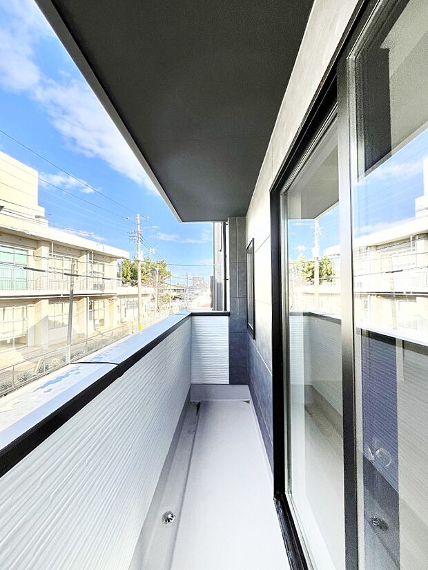 〜Balcony〜  バルコニーは温かい陽がさしこみ、お布団や洗濯物を気持ちよく干すことができます。  使いやすく開放的なバルコニーです♪陽ざしがたっぷり降り注ぐ、バルコニー付き住まい。  