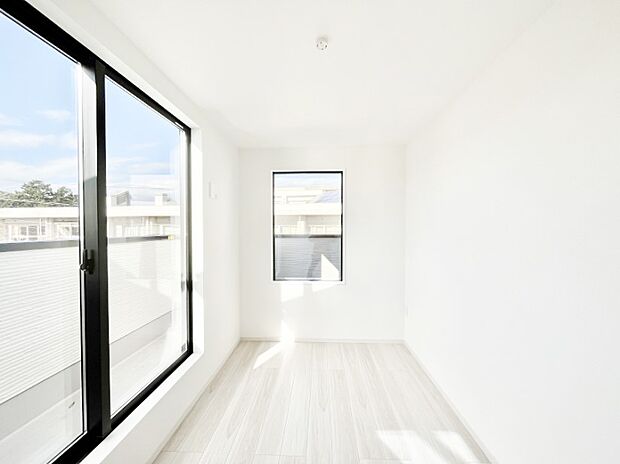 〜Bed Room〜　バルコニーからの採光で朝もスッキリ目が覚めそうですね！穏やかな光が差し込む室内には、穏やかな時間が流れます。休日には、落ち着いた空間で自分の趣味を楽しむのはいかがですか。