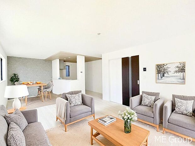 ご家族の賑やかな話し声で包まれる明るいリビング ※家具はCGです