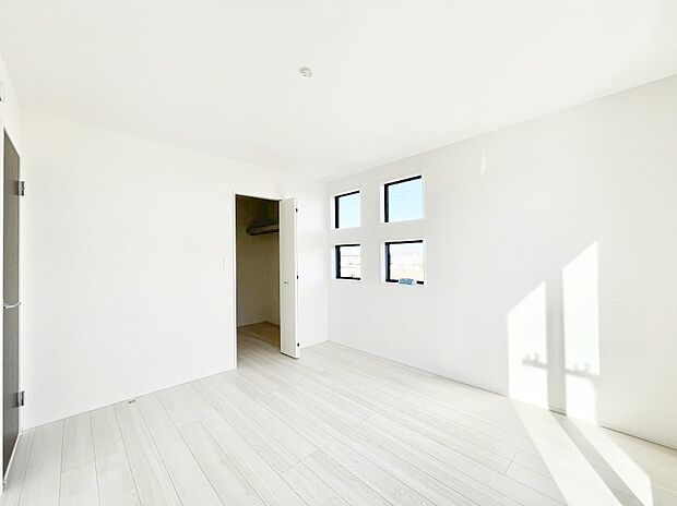 4つ並んだ窓からの爽やかな日差しがお部屋全体を優しく包み込んでくれます　