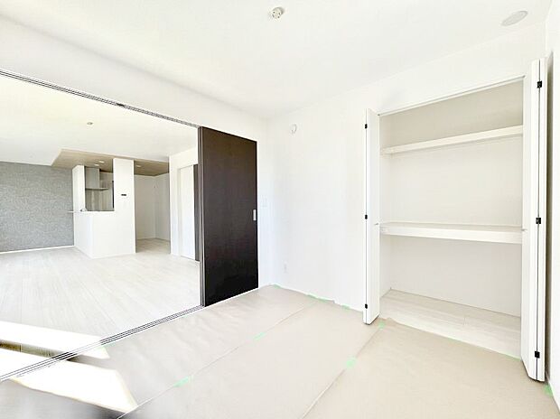 リビングと隣り合っている和室。ほっと一息できる和の空間も忘れずに。