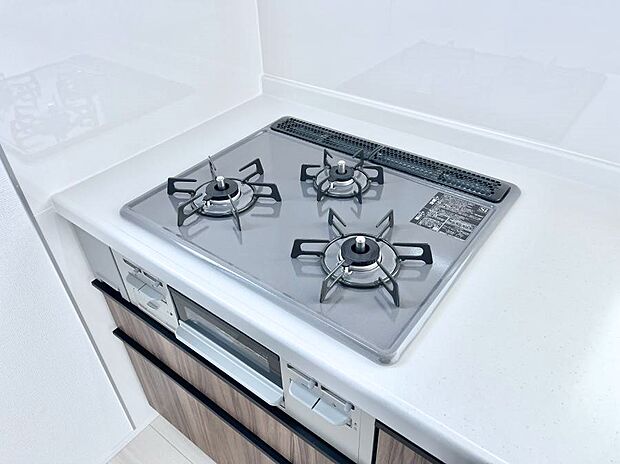 ガスコンロはＳｉセンサー搭載。火力調節や焦げ付き・消し忘れも防いでくれます。