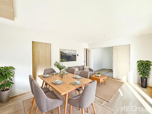 ご家族の賑やかな話し声で包まれる明るいリビング ※家具はCGです