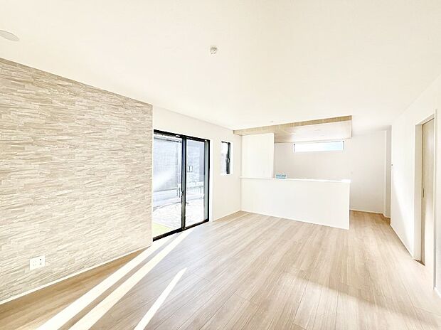 明るい陽光が注ぎ、寛ぎの雰囲気に満たされるリビング・ダイニング。 