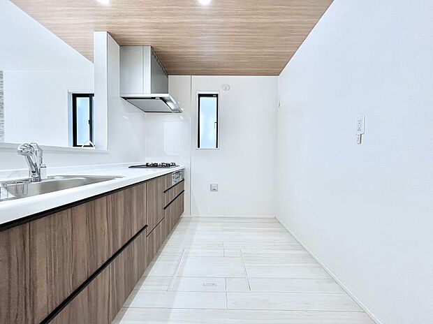 爽やかな風が通り抜けるキッチン。窓があるので明るく換気にも役立ちます。