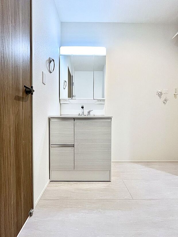 大きく見やすい三面鏡で清潔感ある洗面台は、身だしなみチェックや肌のお手入れにおすすめです。 