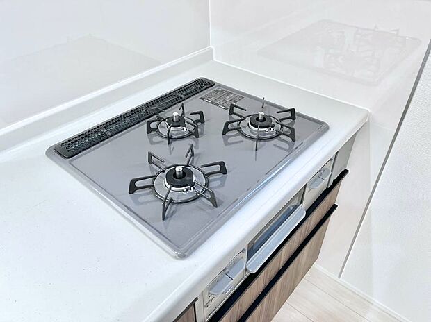 ガスコンロはＳｉセンサー搭載。火力調節や焦げ付き・消し忘れも防いでくれます。