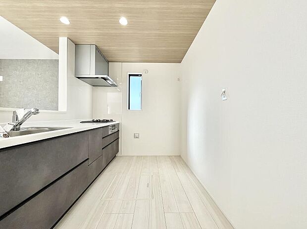 爽やかな風が通り抜けるキッチン。窓があるので明るく換気にも役立ちます。