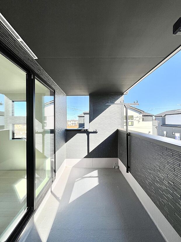 ゆったりバルコニーだから沢山お洗濯ものを干せます。