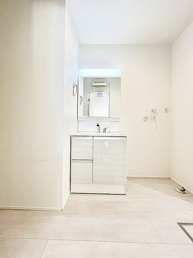 明るい洗面所は毎朝の身支度も楽しくできちゃいそうです。