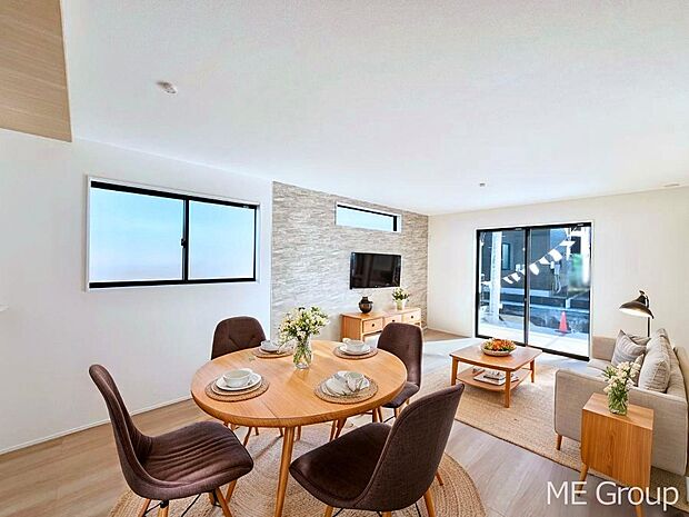 ご家族の賑やかな話し声で包まれる明るいリビング  ※家具はCGです