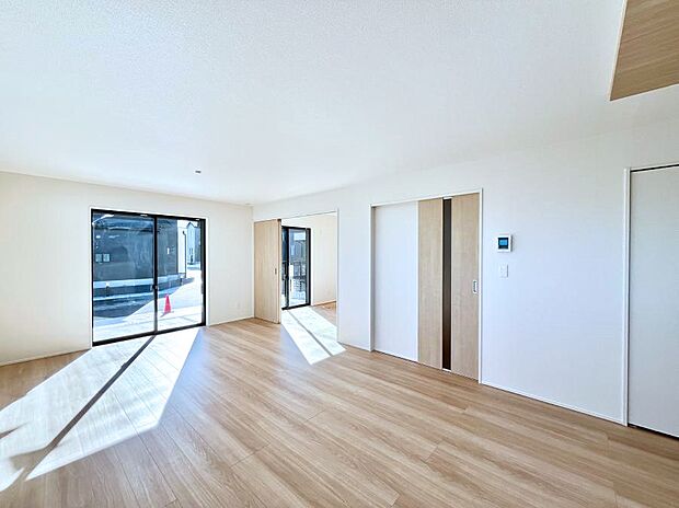 大きな窓からたっぷりの陽光と風を感じられるリビング