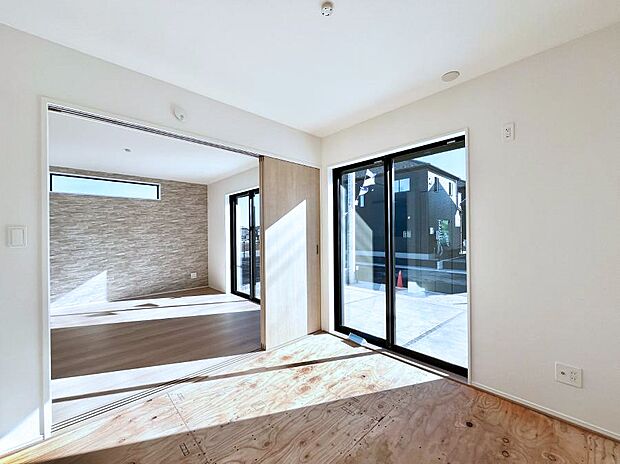 リビングと隣り合っている和室。ほっと一息できる和の空間も忘れずに。 