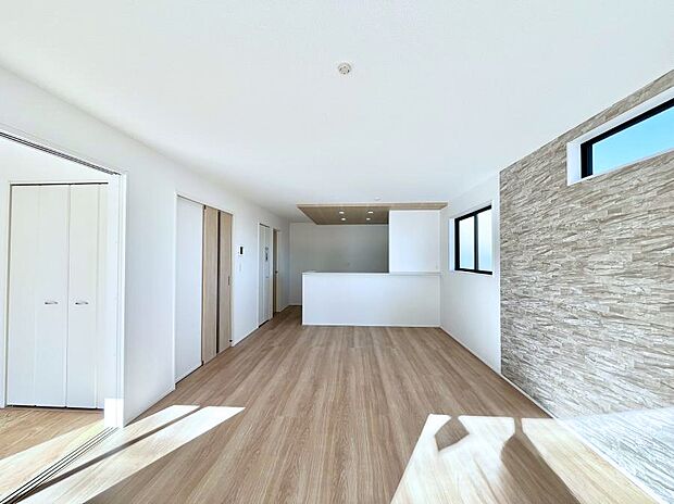 家族の笑顔が自然と生まれてくる、そんな雰囲気のダイニングに仕上がっています。