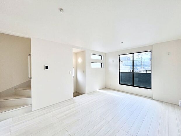 〜Living〜 リビングに階段のある間取りです♪家族のコミュニケーションがスムーズに取れますね♪ゆとりある暮らしと心地よい住環境が紡ぐ贅沢な時間をご家族みんなでお過ごし下さい。