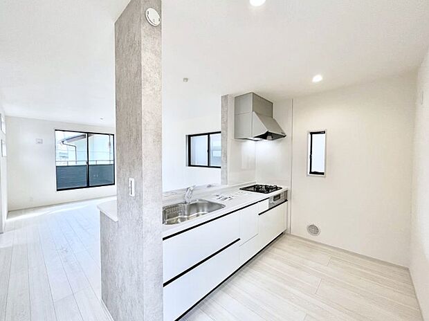 〜Kitchen〜 リビングが見渡せるカウンターキッチン。 料理をしながら家族とコミュニケーションをとれるだけでなく、大きな開放感も得ることができます。 お子様の成長も感じることができますね!