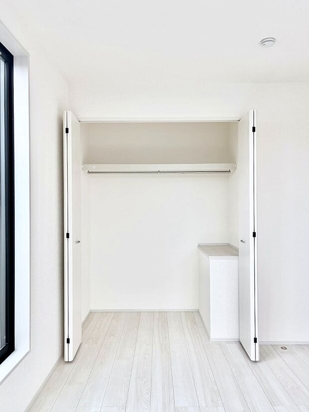 〜Closet〜 壁面クローゼットがあればタンスを置く必要がなく、出っ張りのないスッキリ空間を維持できます。限られたスペースを有効に活用できそう。季節の衣類や趣味の品などたっぷり収納出来ますね♪