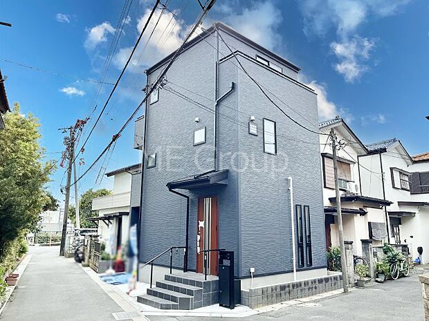 〜Exterior〜　前面道路：角地のため陽当たり良好！　前面道路は閑静な住宅地をはしる車通りの少ない道路。駐車の出し入れもらくらくです！ご不明点・現地見学のご希望は、お気軽にお問い合わせください！