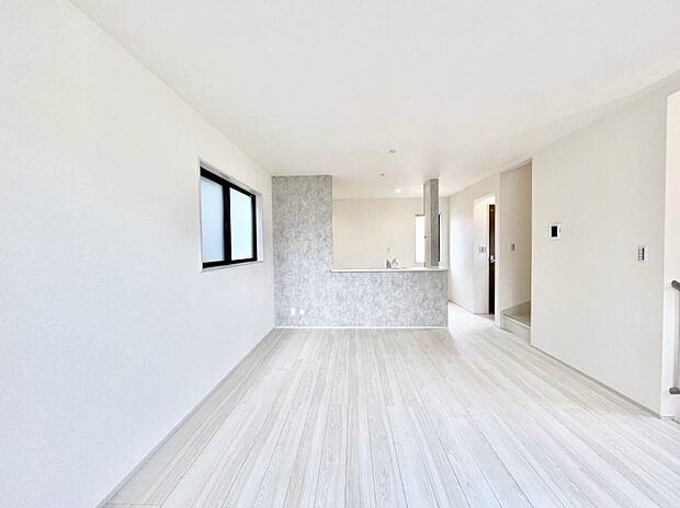 〜Living〜　日当たりのいい2階リビングはプライベート性も高く、落ち着いて暮らせます。ゆとりある暮らしと心地よい住環境が紡ぐ贅沢な時間をご家族みんなでお過ごし下さい。