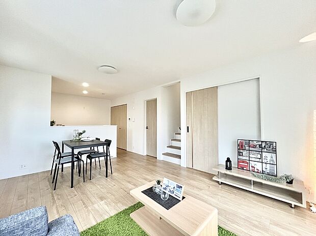 ～Living～　ここにはみんなが集い、食事と楽しい会話が始まる。話に夢中になりすぎて、ついつい時を忘れ夜半過ぎになってしまう。そんな束の間の幸せを感じさせてくれる場所でありたい。