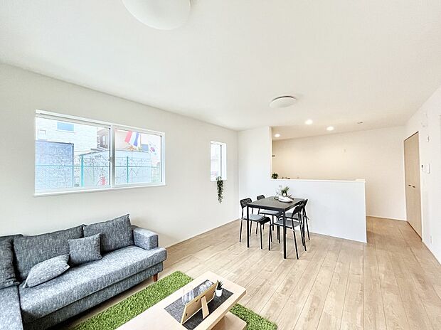 〜Living〜　飽きの来ないシンプルでおしゃれなLDK。大きな窓から日差しが差し込むので室内も明るく、家族の憩いの場としてピッタリです。開放感と日当たりの良さを是非ご覧ください！