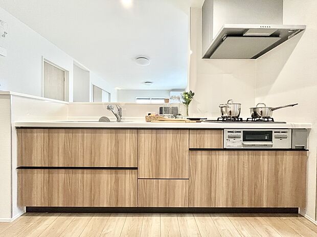 〜Kitchen〜　『料理中も子供の成長を見逃さない』。使いやすくスタイリッシュなカウンターキッチンには、その開放感もさることながら『お子様を見守りながら』の安心感があります。