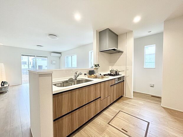 〜Kitchen〜　広くて使いやすいキッチンなら家族でいっしょに料理をつくったり、後片付けも手間なくできちゃいます♪収納もたっぷりあるので、いつもすっきりと清潔な印象を保てます。