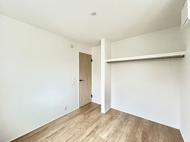 ~Bed Room~ 居室には収納クローゼットを完備!普段使いのお洋服や小物はもちろん、季節物のお洋服などもしっかりと整理整頓おしまい頂けます。 居室空間を広く使用できますね。