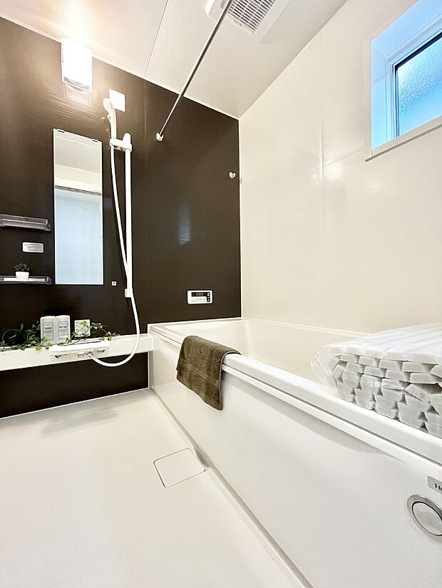 ~Bath Room~ ゆったりと足を伸ばして入浴することが可能!一日の疲れを癒す貴重なバスタイムです。お子様とご一緒でも十分な広さなので、リビングとは違った家族団欒のひと時をお楽しみいただけます。