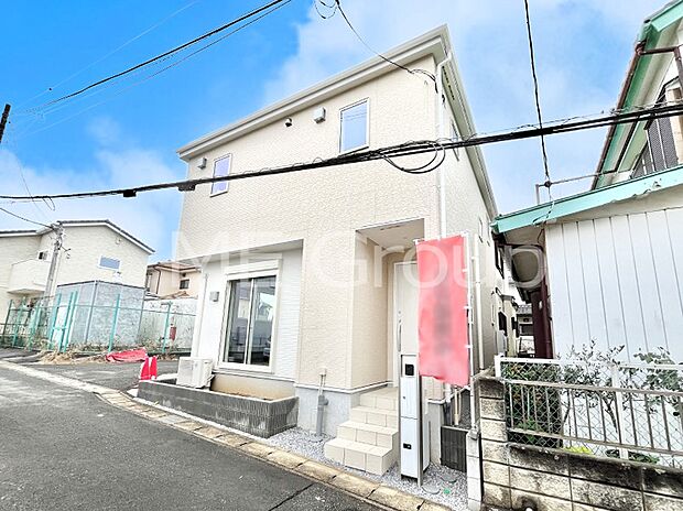 〜Exterior〜　堂々たる趣ながら、主張し過ぎずどこか余裕を感じさせるシャープなフォルムで佇む邸宅は、晴天の空と照らし合わせる事で、本来あるべき完成形の姿を見せてくれます。