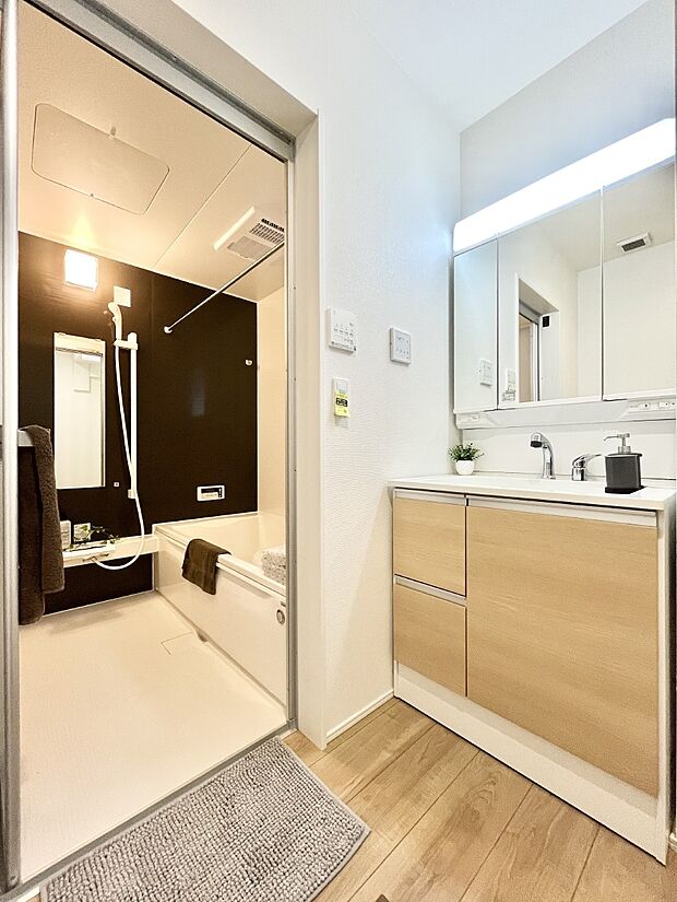 清潔感のある快適空間です。毎日の身支度も気持ち良くお使い頂けます。 