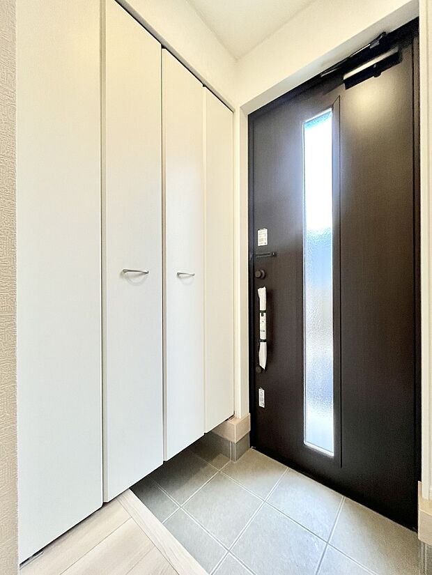 ◆3号棟◆〜Entrance〜　家の中でお客様を迎える最初の場所である玄関は、家の印象そのものです！豊富な玄関収納で、常に綺麗に保つことが出来ます♪玄関にはたっぷり収納の下駄箱を完備！