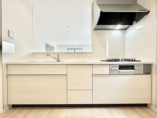 ◆3号棟◆〜Kitchen〜　広くて使いやすいキッチンなら家族でいっしょに料理をつくったり、後片付けも手間なくできちゃいます♪収納もたっぷりあるので、いつもすっきりと清潔な印象を保てます。