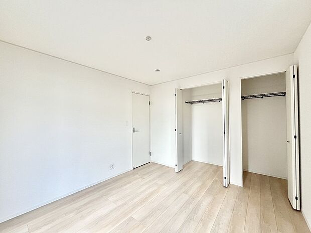 ◆3号棟◆〜Bed Room〜 全居室には収納クローゼットを完備！普段使いのお洋服や小物はもちろん、季節物のお洋服などもしっかりと整理整頓おしまい頂けます。 居室空間を広く使用できますね。