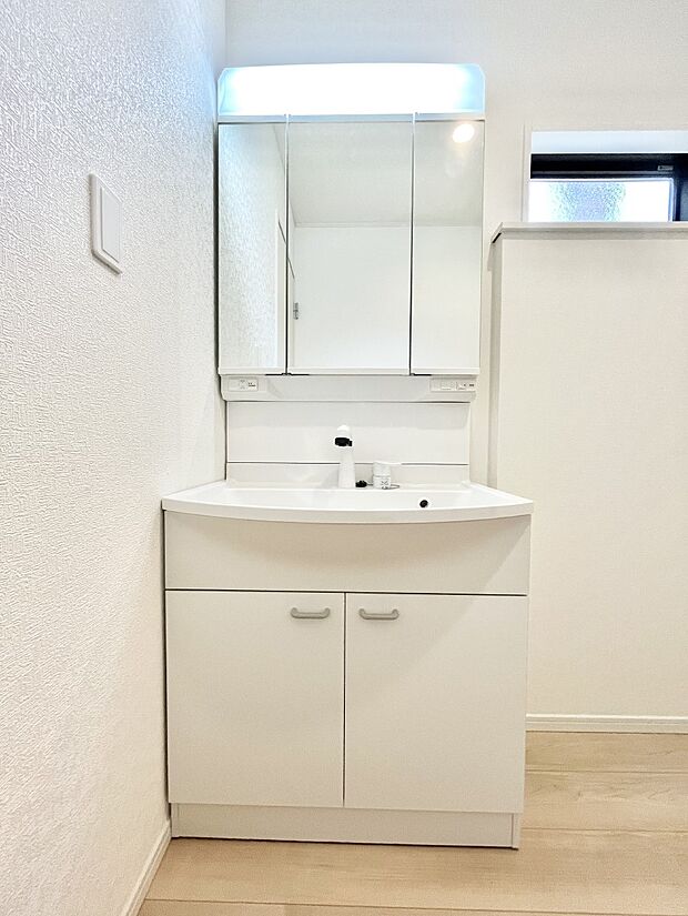 ◆3号棟◆〜Dressing Room〜 清潔感溢れる色合いで統一されていると、スッキリと整った印象をうけます。鏡の裏にはたっぷりと収納スペースを標準装備！水廻りは、シンプルかつ機能性を重視して。