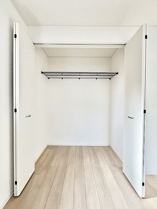 ◆3号棟◆〜Closet〜　壁面クローゼットがあればタンスを置く必要がなく、出っ張りのないスッキリ空間を維持できます。限られたスペースを有効に活用できそう。衣類や趣味の品などたっぷり収納出来ますね♪