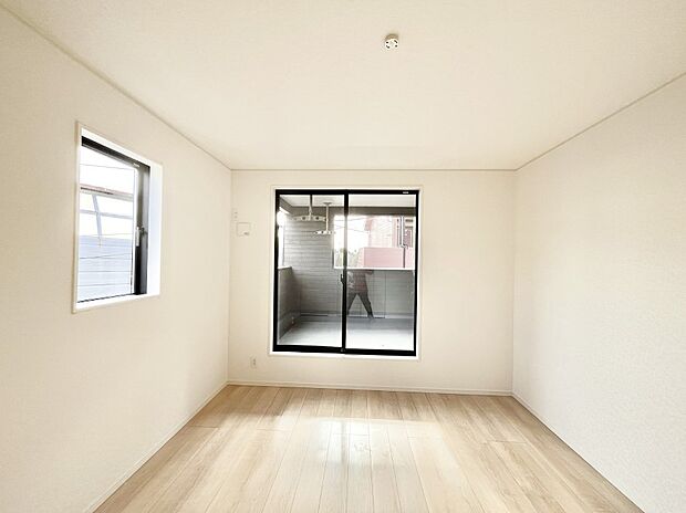 ◆3号棟◆〜Bed Room〜　バルコニーからの採光で朝もスッキリ目が覚めそうですね！穏やかな光が差し込む室内には、穏やかな時間が流れます。陽の恵みが感じられる、日当たりや通風がとても良い住まい♪ 