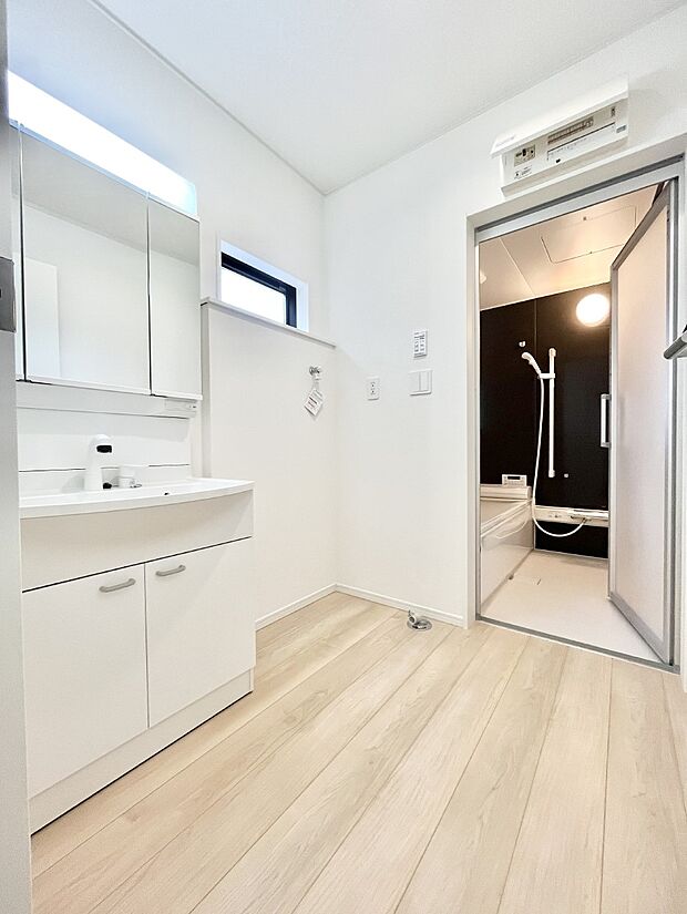 ◆3号棟◆〜Dressing Room〜　暗くなりがちな洗面所も窓があると採光と換気が可能なので気持ちよくお使い頂けます。三面鏡タイプの洗面台は鏡裏収納で散らかりがちな洗面所もスッキリ♪