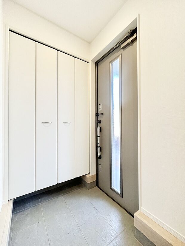 ◆1号棟◆〜Entrance〜　家の中でお客様を迎える最初の場所である玄関は、家の印象そのものです！豊富な玄関収納で、常に綺麗に保つことが出来ます♪玄関にはたっぷり収納の下駄箱を完備！