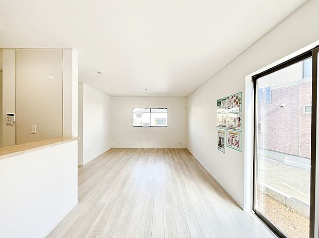 ◆1号棟◆〜Living〜　飽きの来ないシンプルでおしゃれなLDK。大きな窓から日差しが差し込むので室内も明るく、家族の憩いの場としてピッタリです。開放感と日当たりの良さを是非ご覧ください！