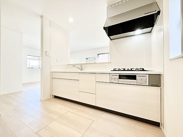 ◆1号棟◆〜Kitchen〜　「さぁ今日は何を作ろう」こんなキッチンなら思いっきり料理ができちゃいます。キッチンからはリビングが一望できます。家族がつながるお家がここにございます。