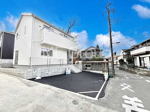 〜Exterior〜　前面道路は閑静な住宅地をはしる車通りの少ない道路。駐車の出し入れもらくらくです！ご不明点・現地見学のご希望は、お気軽にお問い合わせください！